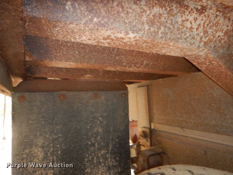 image for item HU9384 1976 International Loadstar 1700  grain truck