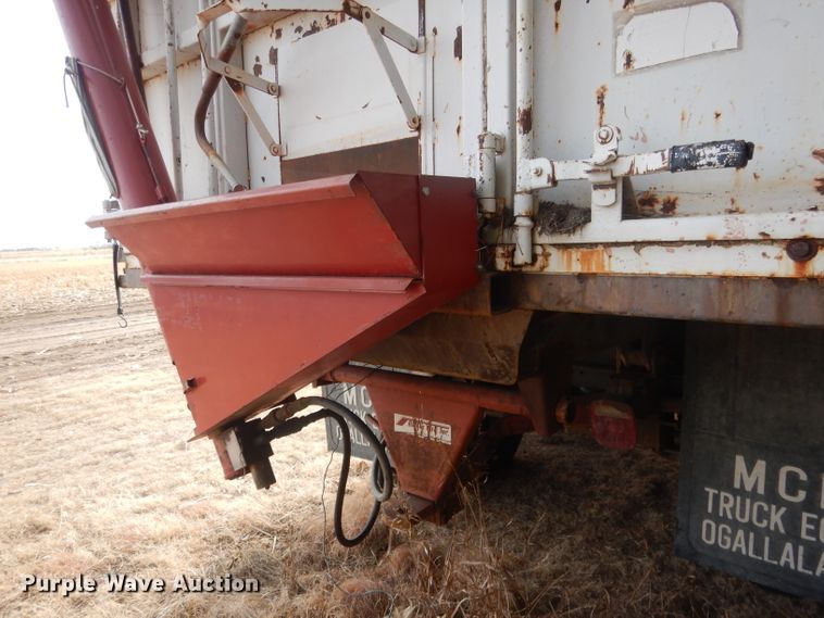image for item HU9384 1976 International Loadstar 1700  grain truck