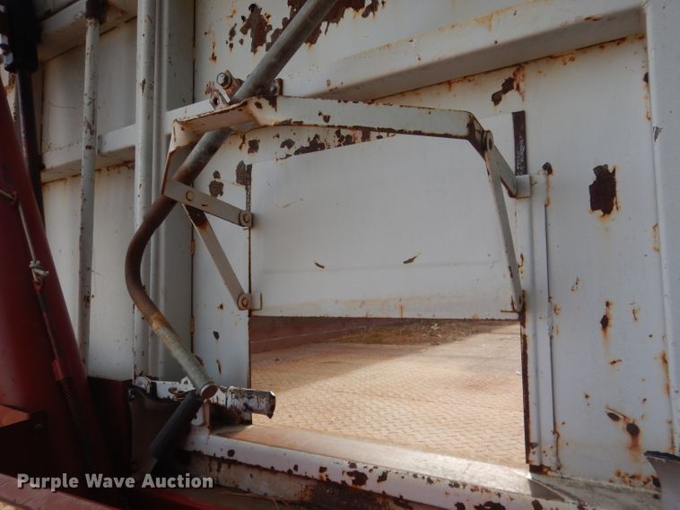 image for item HU9384 1976 International Loadstar 1700  grain truck