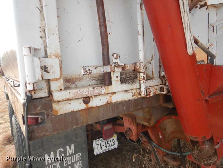 image for item HU9384 1976 International Loadstar 1700  grain truck