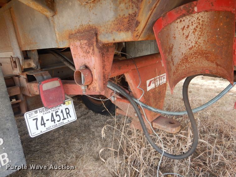 image for item HU9384 1976 International Loadstar 1700  grain truck