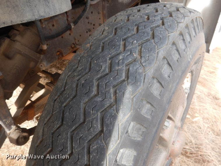 image for item HU9384 1976 International Loadstar 1700  grain truck