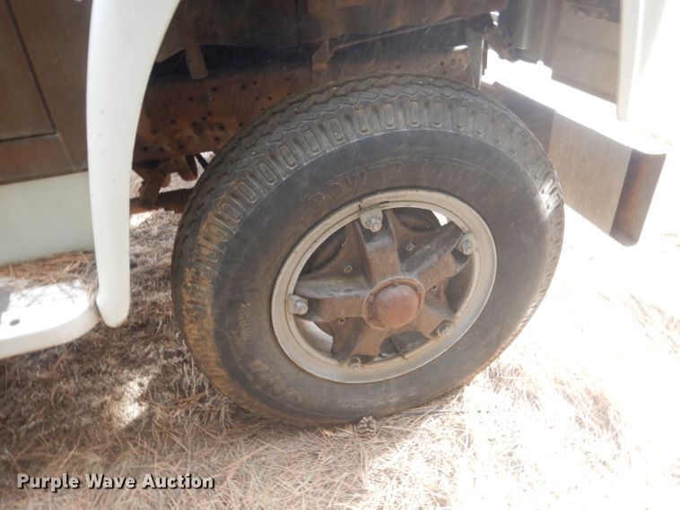 image for item HU9384 1976 International Loadstar 1700  grain truck