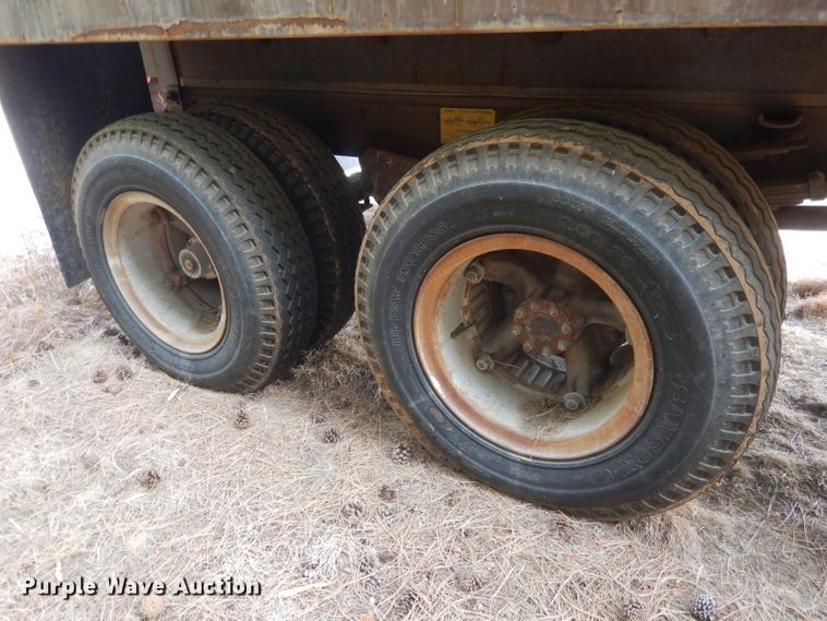 image for item HU9384 1976 International Loadstar 1700  grain truck