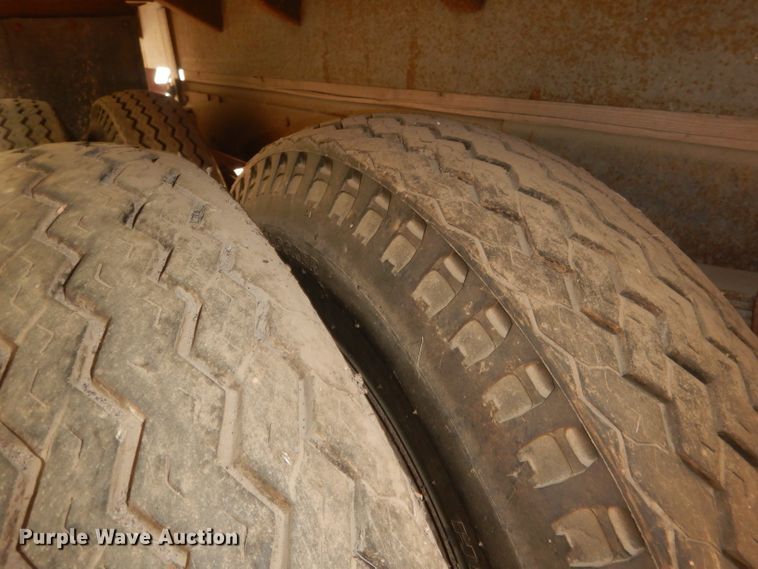 image for item HU9384 1976 International Loadstar 1700  grain truck