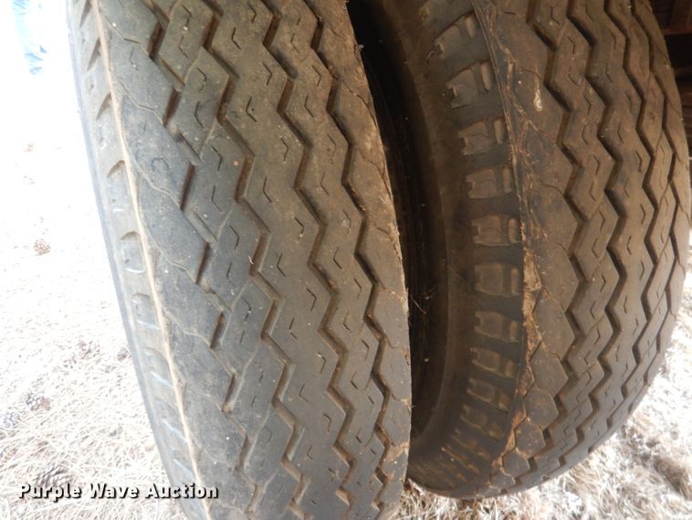 image for item HU9384 1976 International Loadstar 1700  grain truck