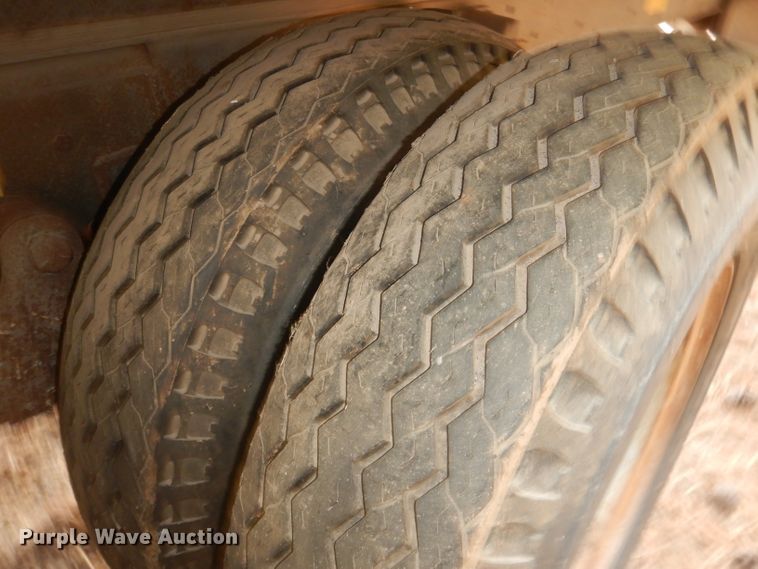 image for item HU9384 1976 International Loadstar 1700  grain truck