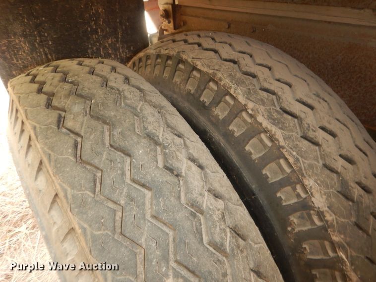 image for item HU9384 1976 International Loadstar 1700  grain truck