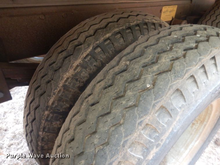 image for item HU9384 1976 International Loadstar 1700  grain truck