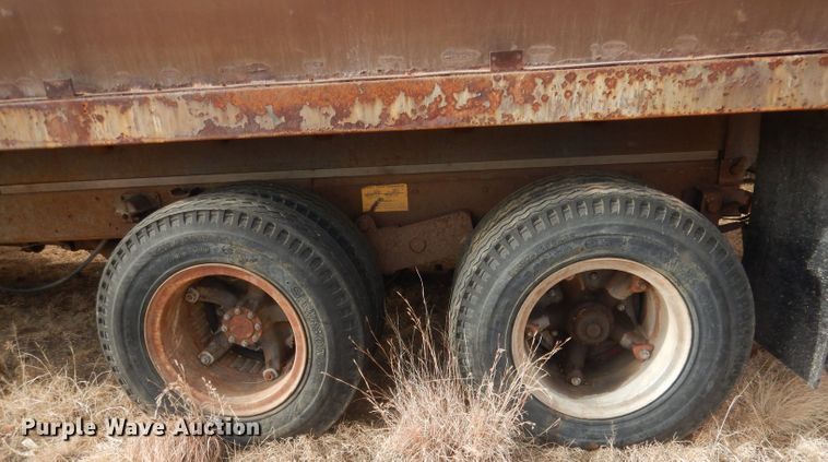 image for item HU9384 1976 International Loadstar 1700  grain truck