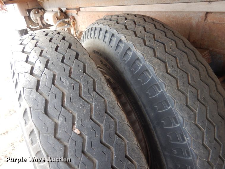 image for item HU9384 1976 International Loadstar 1700  grain truck