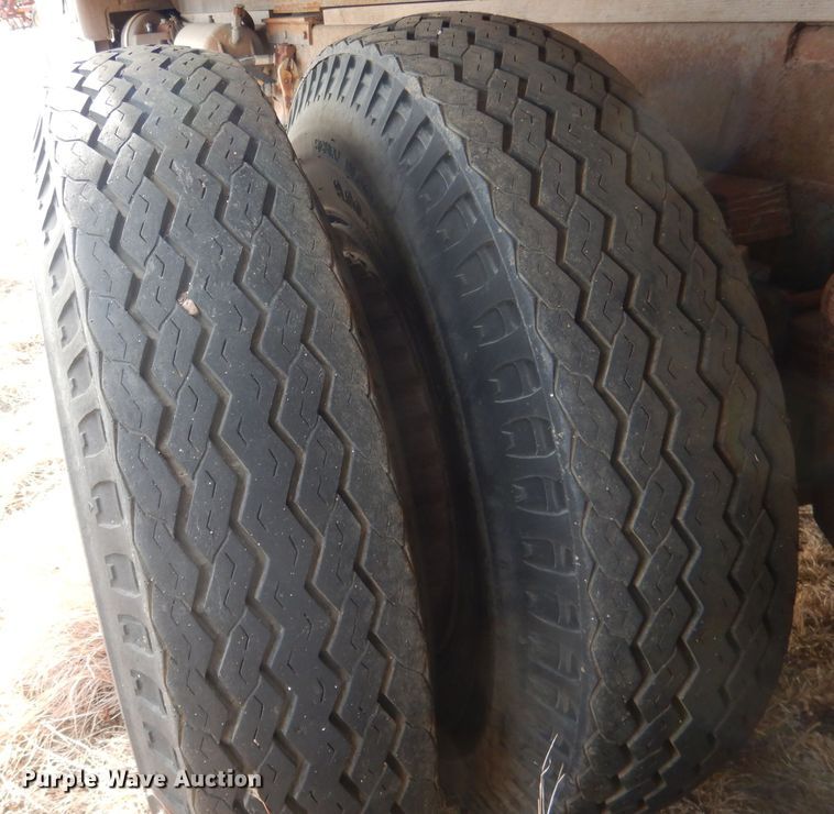 image for item HU9384 1976 International Loadstar 1700  grain truck