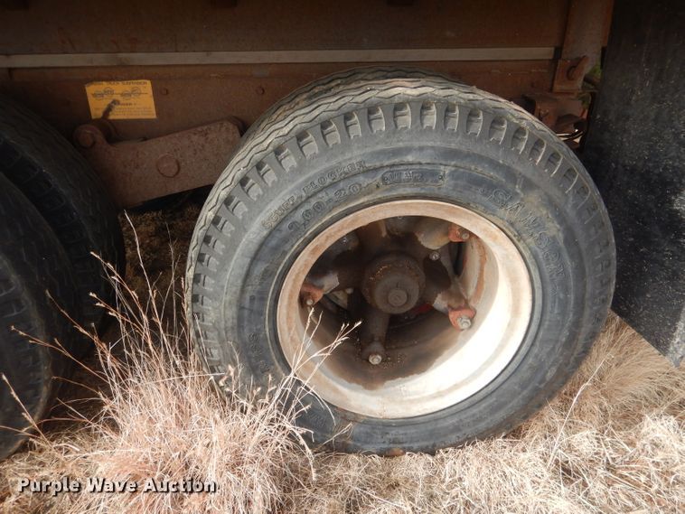 image for item HU9384 1976 International Loadstar 1700  grain truck