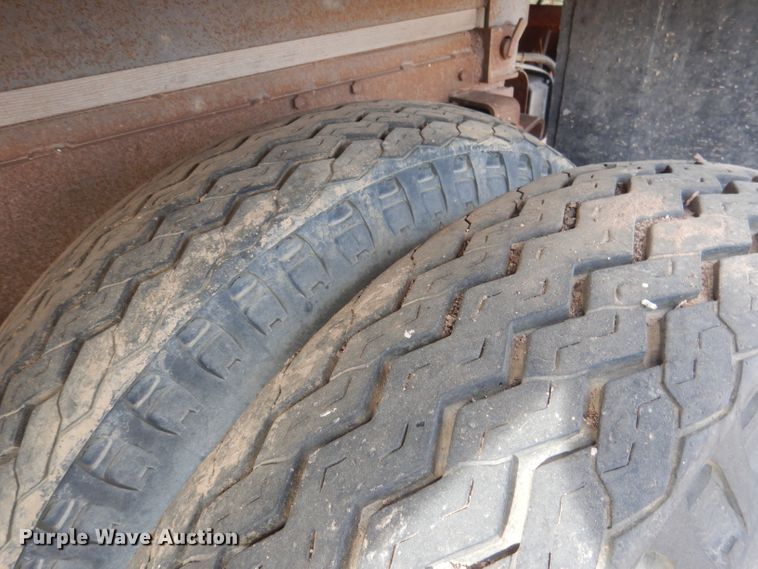 image for item HU9384 1976 International Loadstar 1700  grain truck