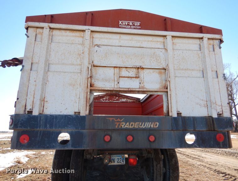 image for item IE9528 1973 GMC 6000  grain truck