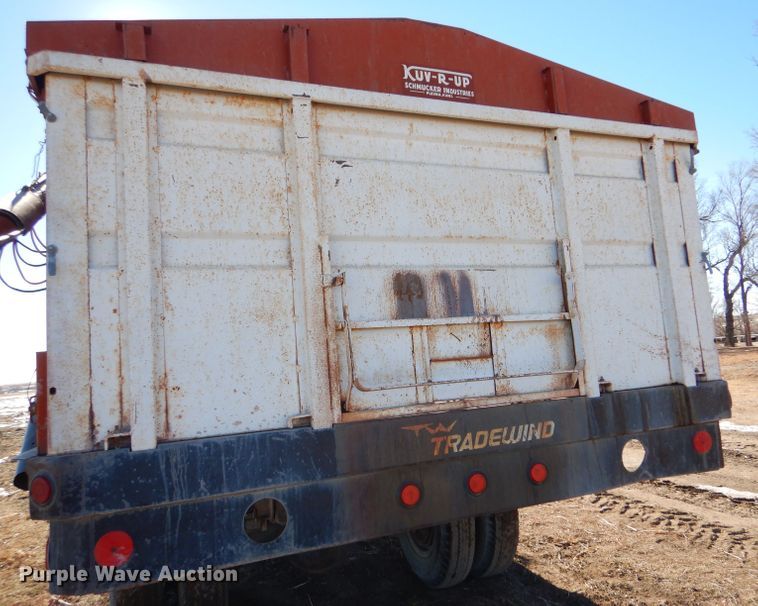 image for item IE9528 1973 GMC 6000  grain truck