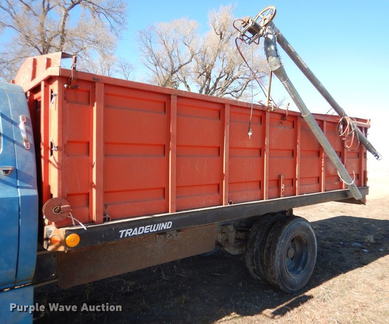 image for item IE9528 1973 GMC 6000  grain truck