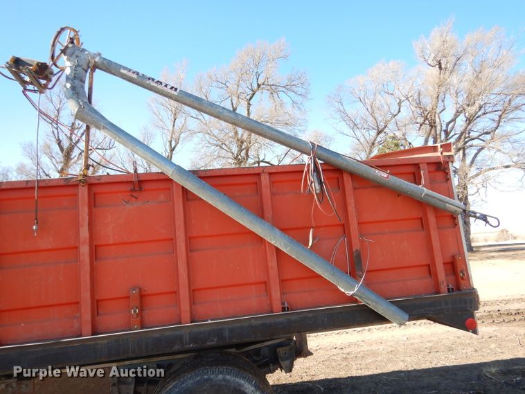 image for item IE9528 1973 GMC 6000  grain truck