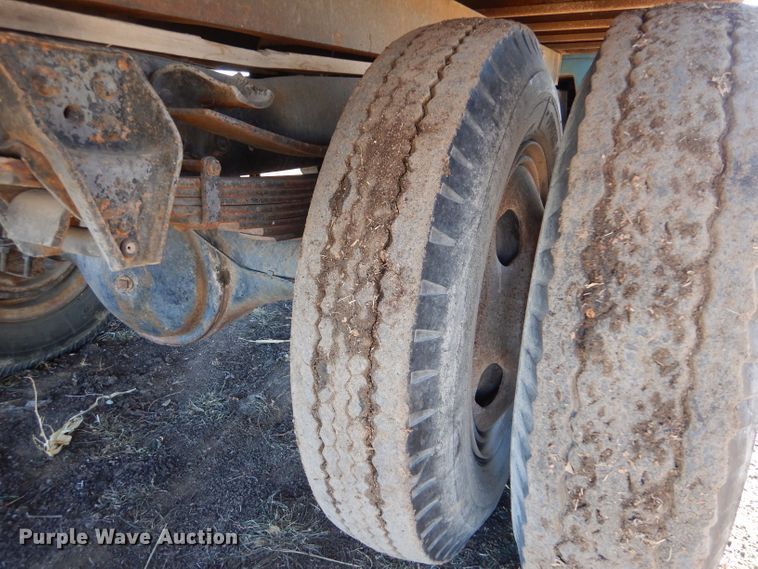 image for item IE9528 1973 GMC 6000  grain truck