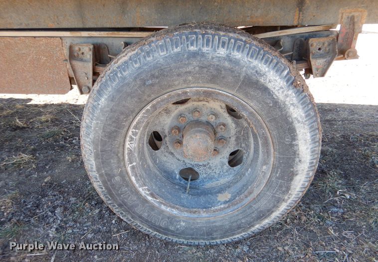 image for item IE9528 1973 GMC 6000  grain truck