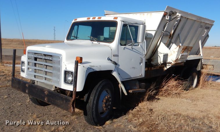 image for item IE9532 1982 International 1754  feed mixer truck