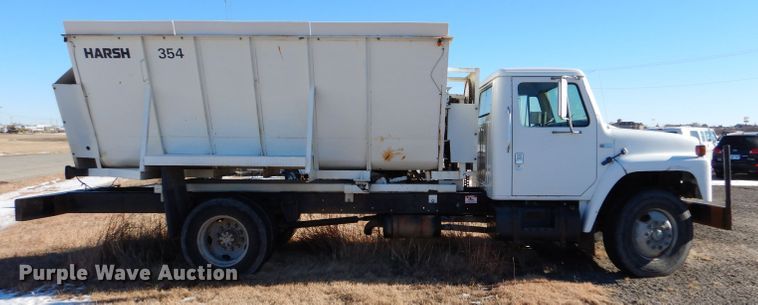image for item IE9532 1982 International 1754  feed mixer truck