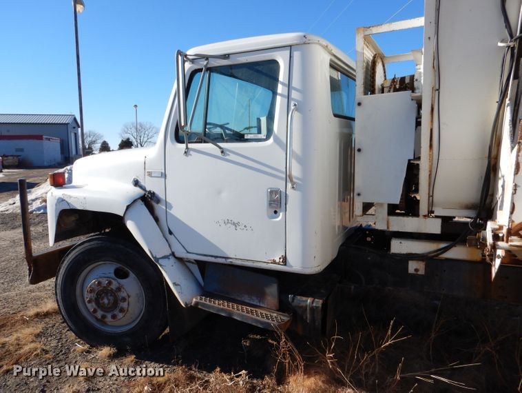 image for item IE9532 1982 International 1754  feed mixer truck