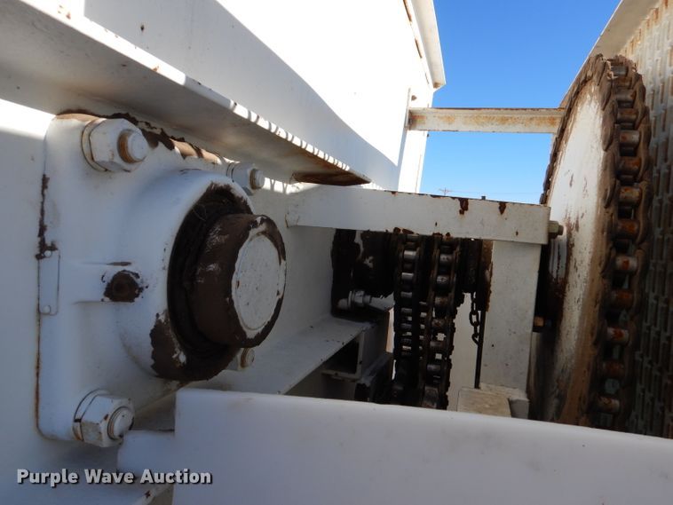 image for item IE9532 1982 International 1754  feed mixer truck