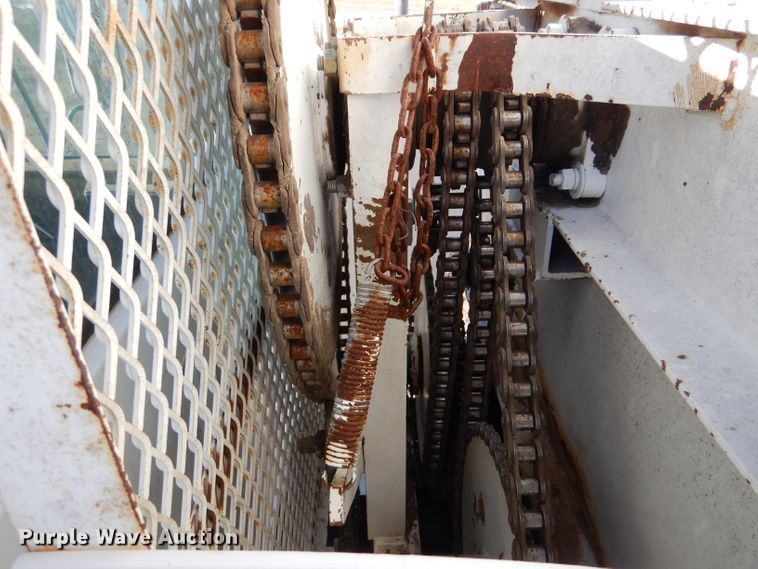 image for item IE9532 1982 International 1754  feed mixer truck