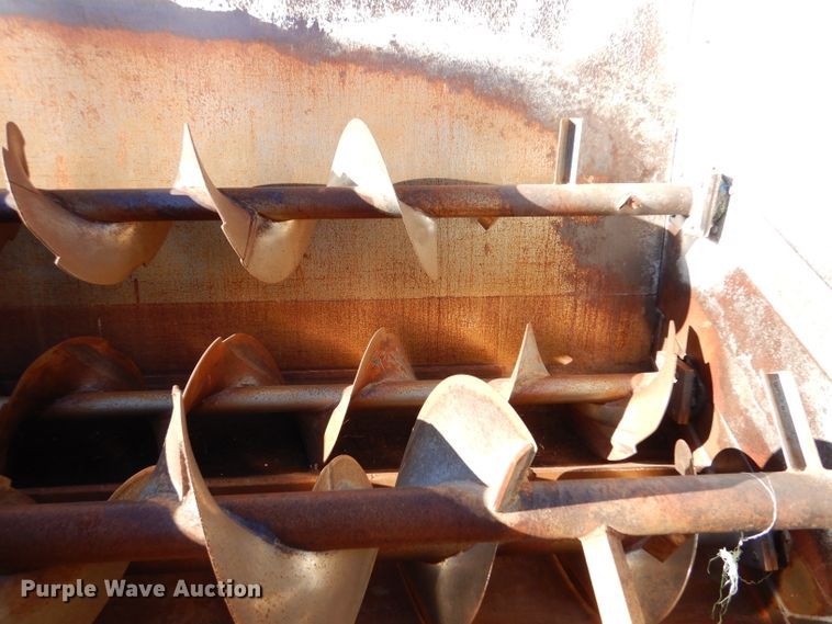 image for item IE9532 1982 International 1754  feed mixer truck