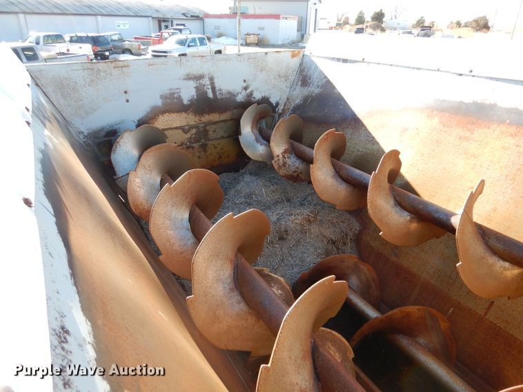 image for item IE9532 1982 International 1754  feed mixer truck