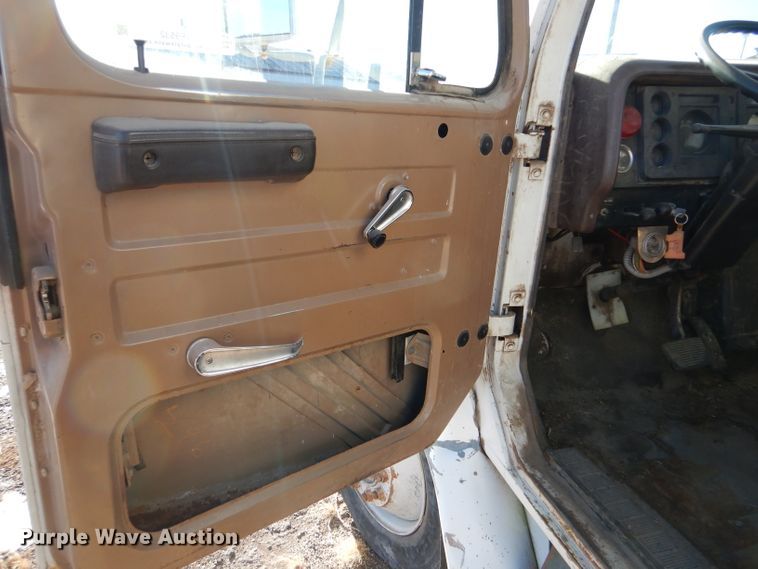 image for item IE9532 1982 International 1754  feed mixer truck