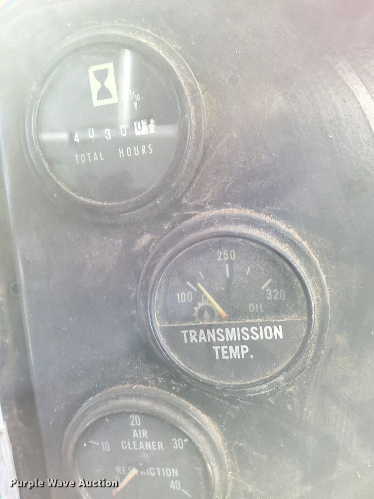 image for item IE9532 1982 International 1754  feed mixer truck