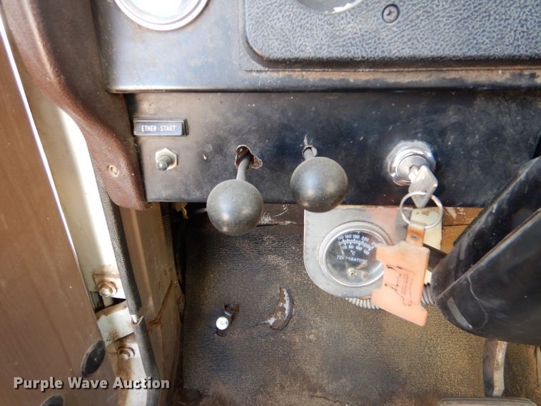 image for item IE9532 1982 International 1754  feed mixer truck