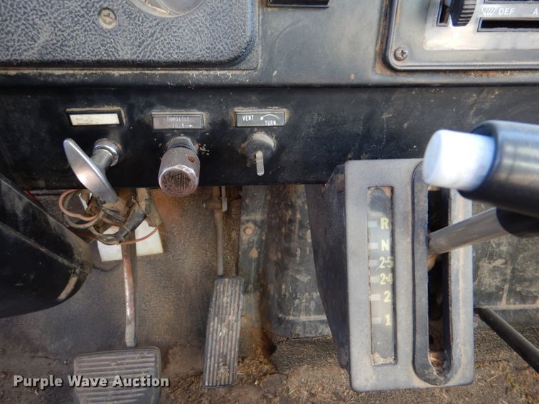 image for item IE9532 1982 International 1754  feed mixer truck