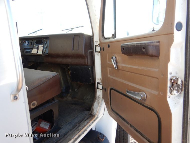 image for item IE9532 1982 International 1754  feed mixer truck