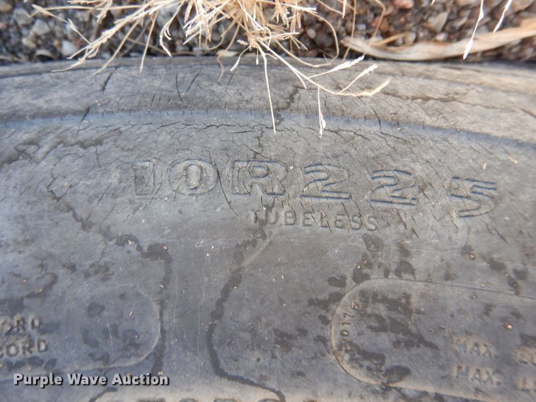 image for item IE9532 1982 International 1754  feed mixer truck