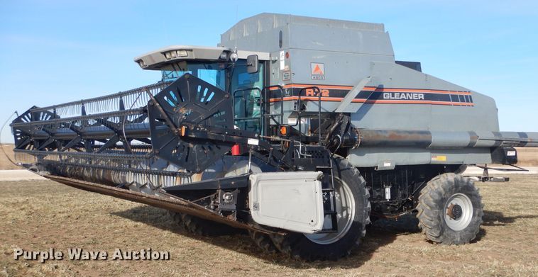 image for item IE9553 1996 Gleaner R72  RWA combine