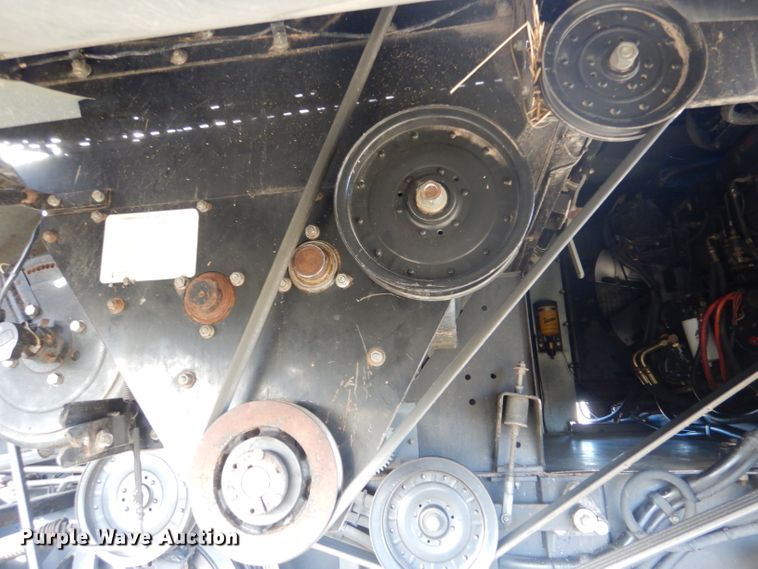 image for item IE9553 1996 Gleaner R72  RWA combine