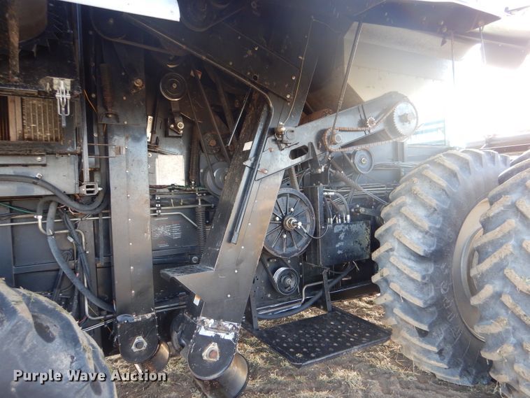 image for item IE9553 1996 Gleaner R72  RWA combine