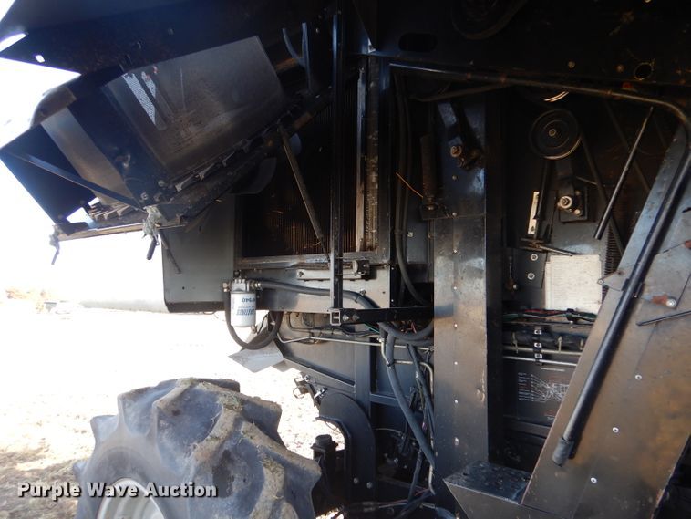 image for item IE9553 1996 Gleaner R72  RWA combine