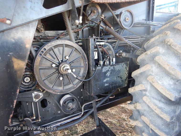 image for item IE9553 1996 Gleaner R72  RWA combine