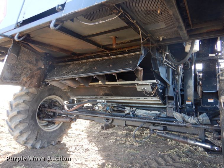 image for item IE9553 1996 Gleaner R72  RWA combine