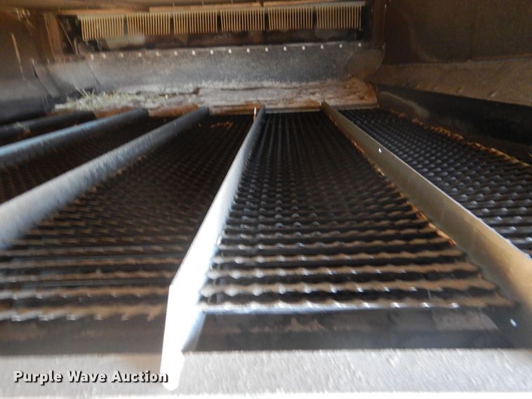 image for item IE9553 1996 Gleaner R72  RWA combine