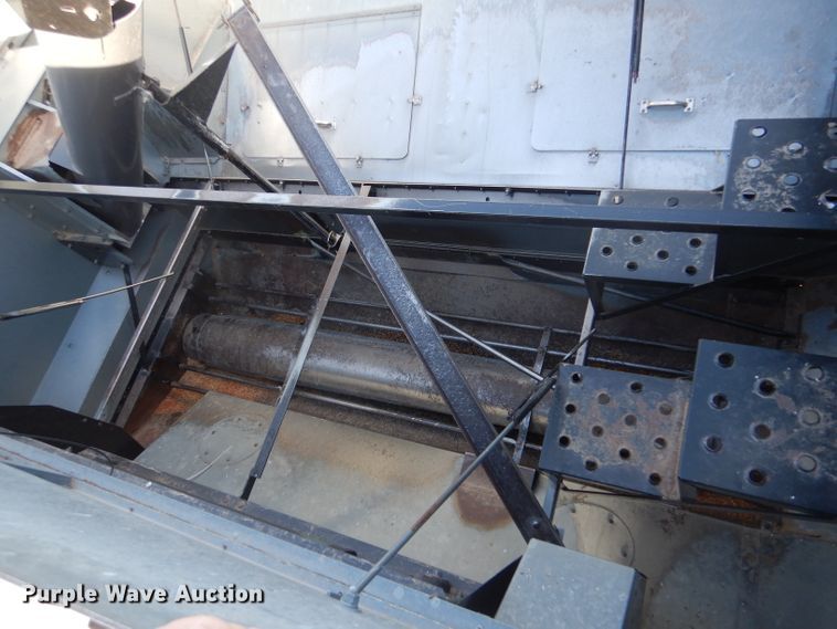 image for item IE9553 1996 Gleaner R72  RWA combine