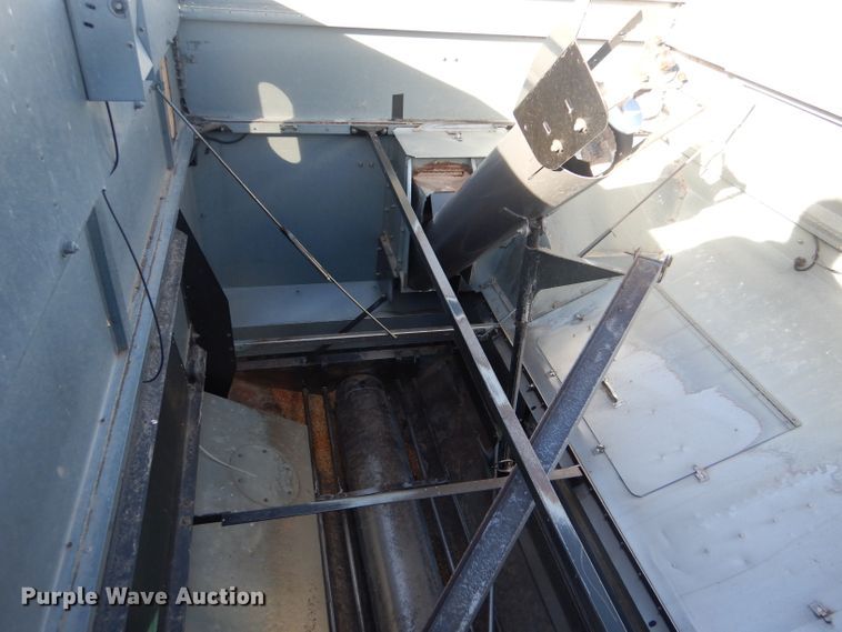 image for item IE9553 1996 Gleaner R72  RWA combine