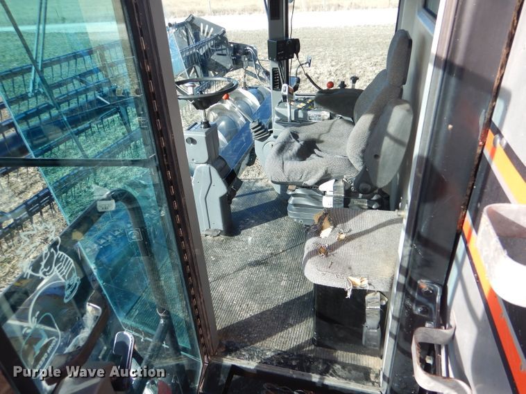 image for item IE9553 1996 Gleaner R72  RWA combine