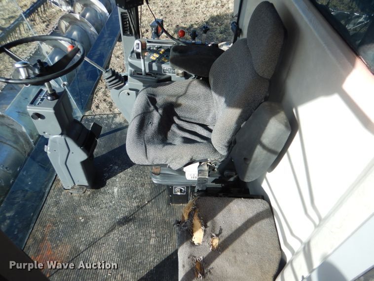 image for item IE9553 1996 Gleaner R72  RWA combine