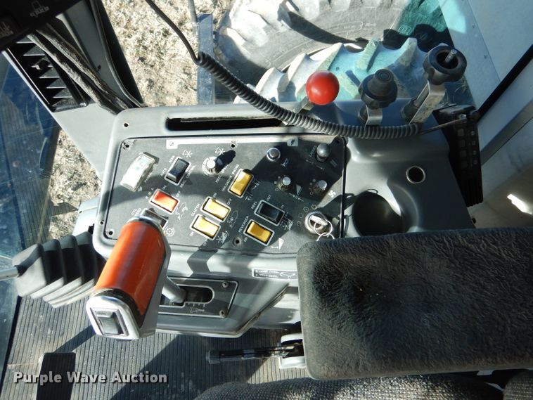 image for item IE9553 1996 Gleaner R72  RWA combine