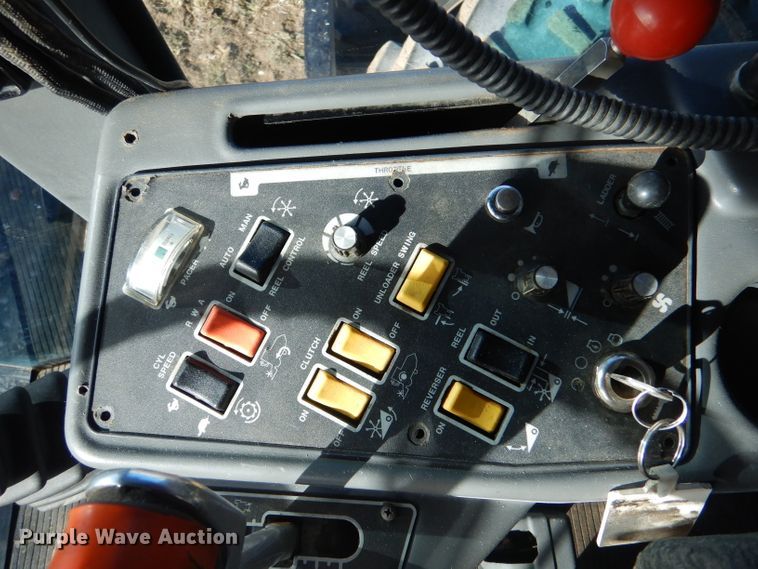 image for item IE9553 1996 Gleaner R72  RWA combine